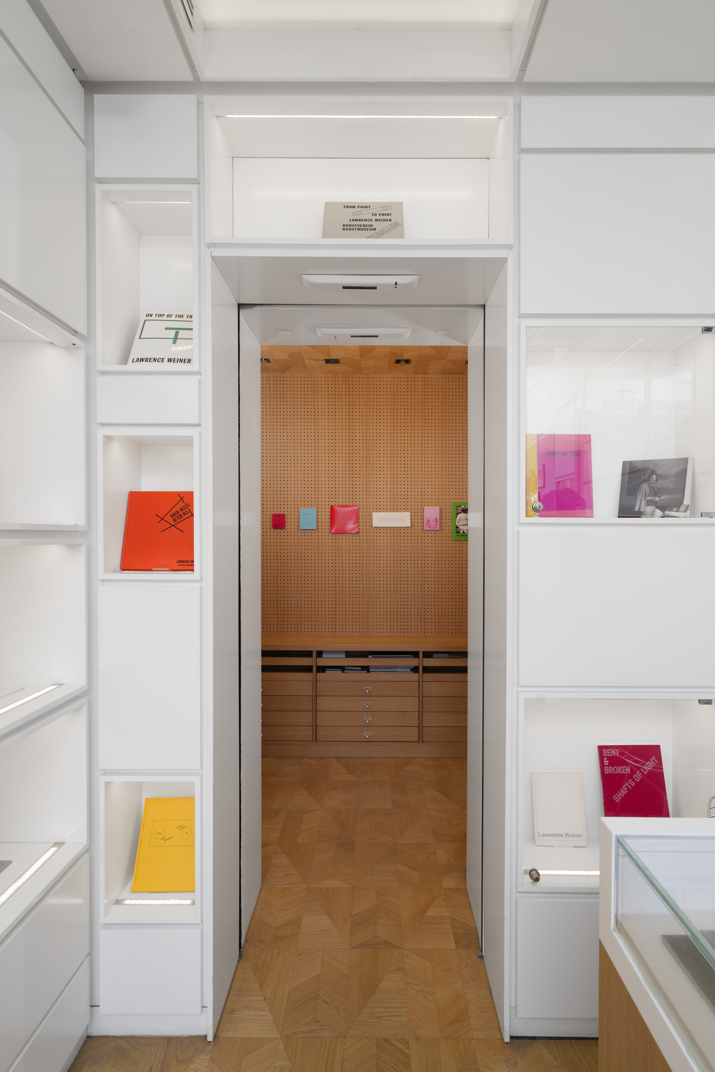 Lawrence Weiner, Lawrence Weiner at Good Books, photo 2