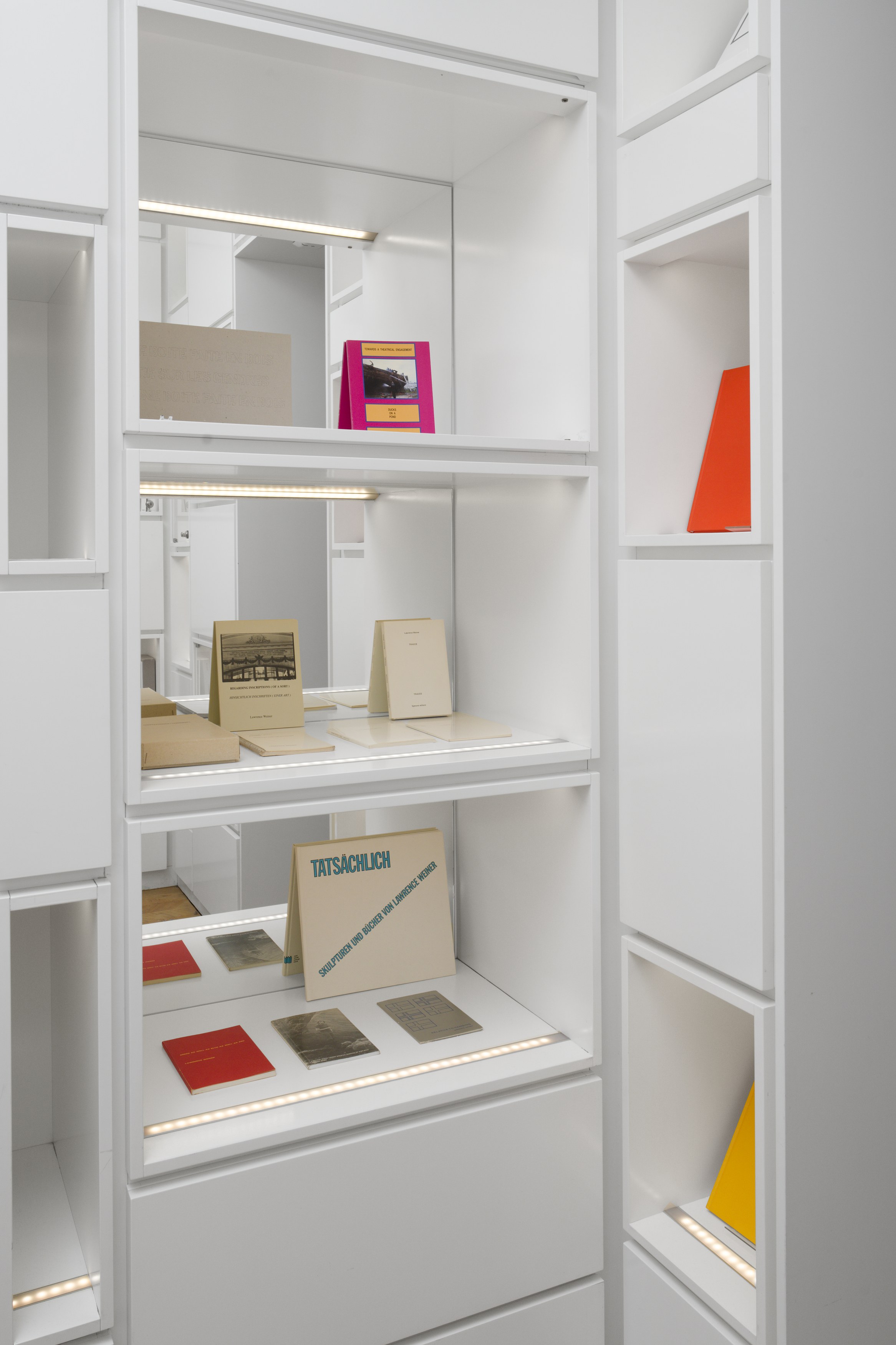 Lawrence Weiner, Lawrence Weiner at Good Books, photo 3
