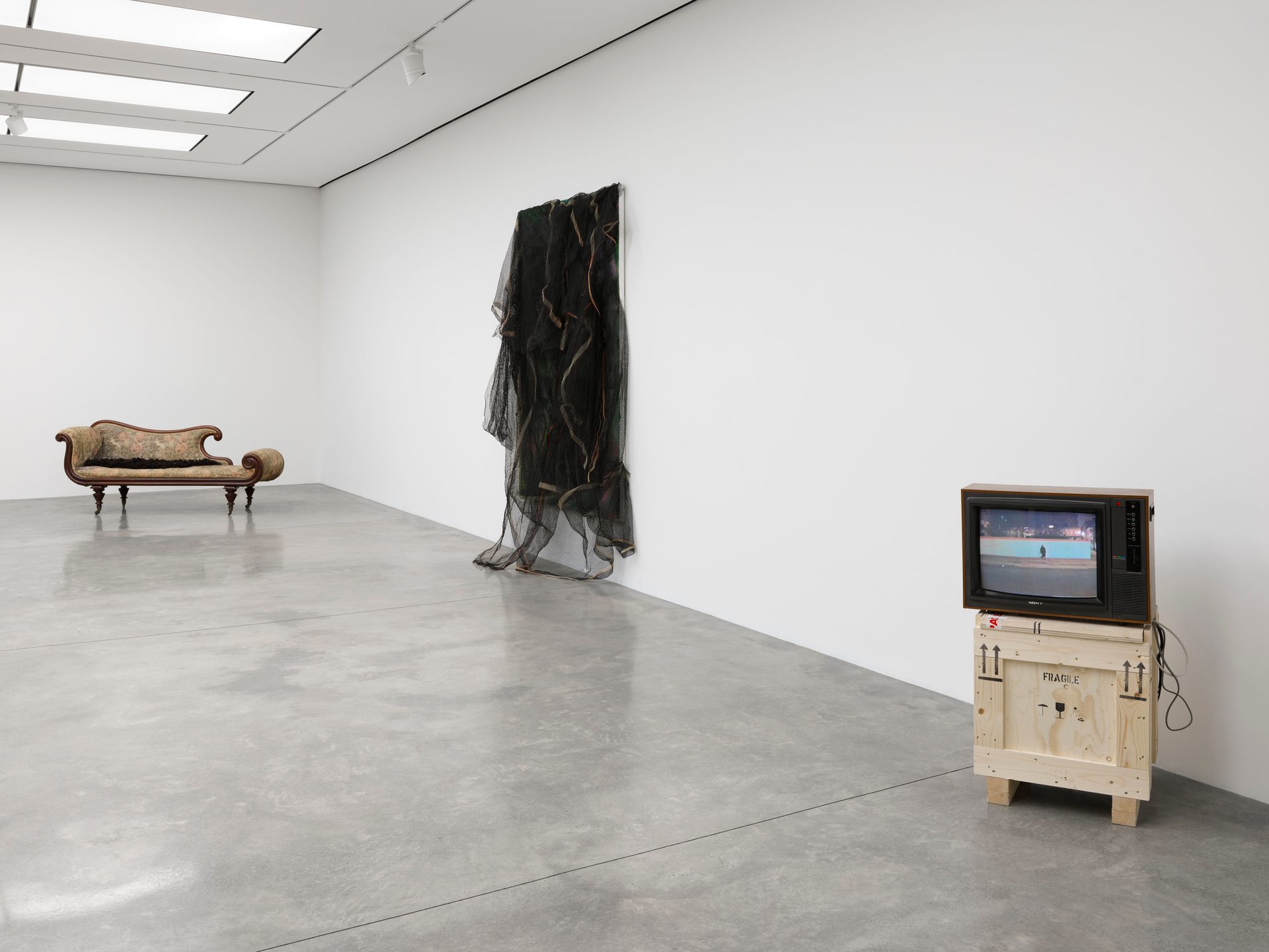 David Hammons & Jannis Kounellis, David Hammons & Jannis Kounellis at White Cube, photo 2