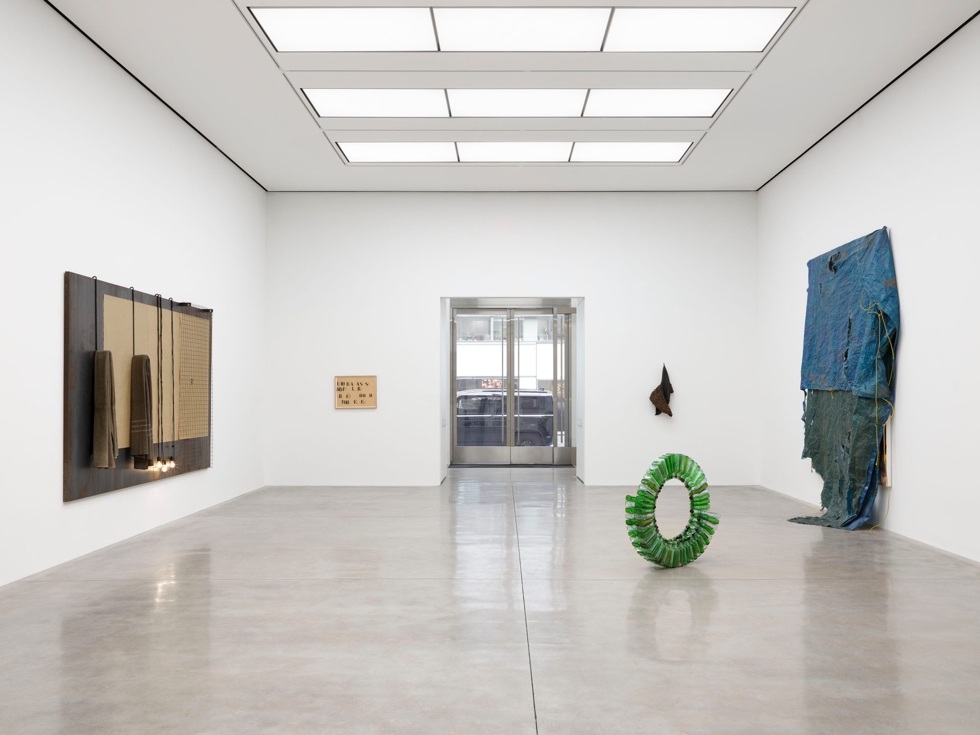 David Hammons & Jannis Kounellis, David Hammons & Jannis Kounellis at White Cube, photo 3