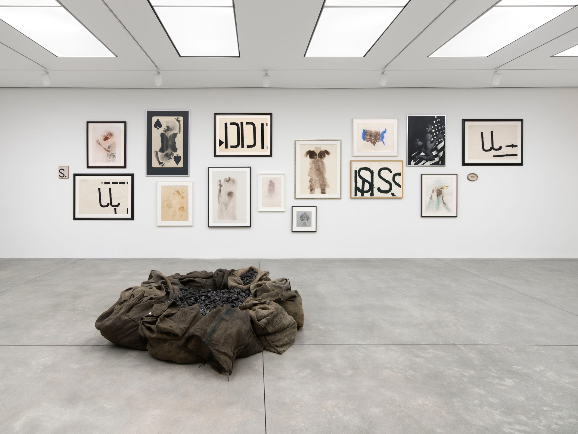 David Hammons & Jannis Kounellis, David Hammons & Jannis Kounellis at White Cube, photo 8