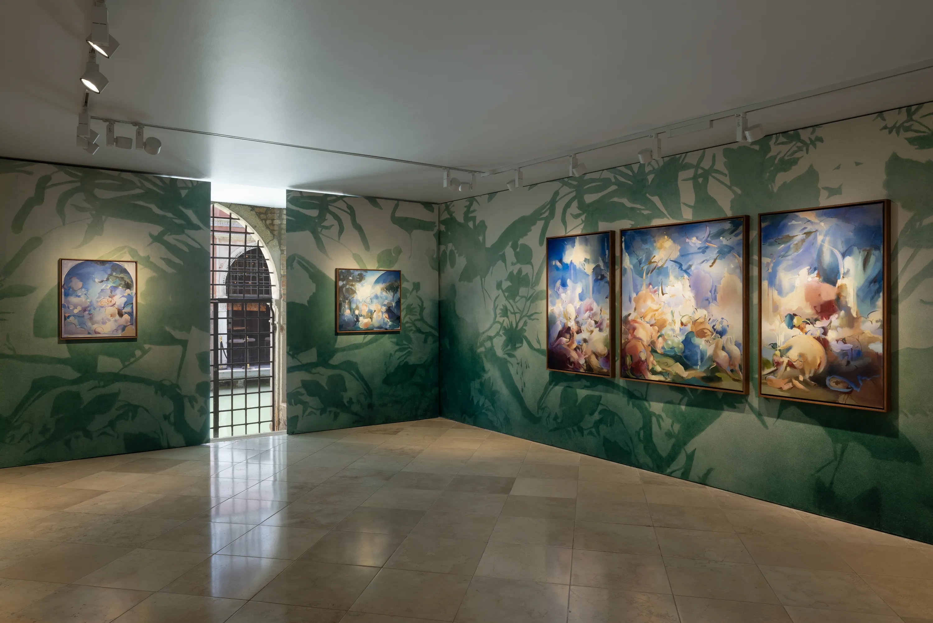 Flora Yukhnovich, Egg at Victoria Miro, photo 3
